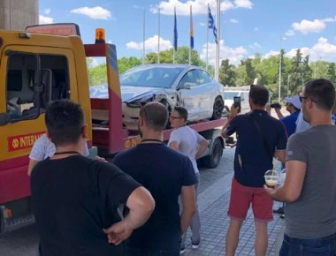 Άδοξο τέλος του πρώτου ταξιδιού του Tesla Model 3 στην Ευρώπη - Τράκαρε στην Φλώρινα (φωτό, βίντεο)